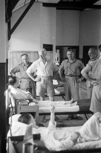 Dr. C.P.M. Romme (in licht overhemd) tijdens bezoek aan het Militair Hospitaal t, Bestanddeelnr 145-6-5