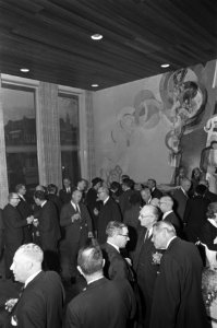 Dr. M. C. Tever (rechts) ontving de Gilles Holst medaille uit handen van prof. H, Bestanddeelnr 920-9320