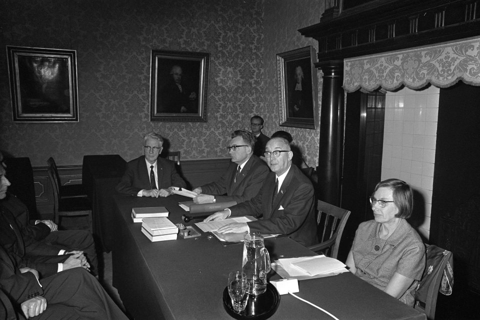 Dr. M. C. Tever (rechts) ontving de Gilles Holst medaille uit handen van prof. H, Bestanddeelnr 920-9322