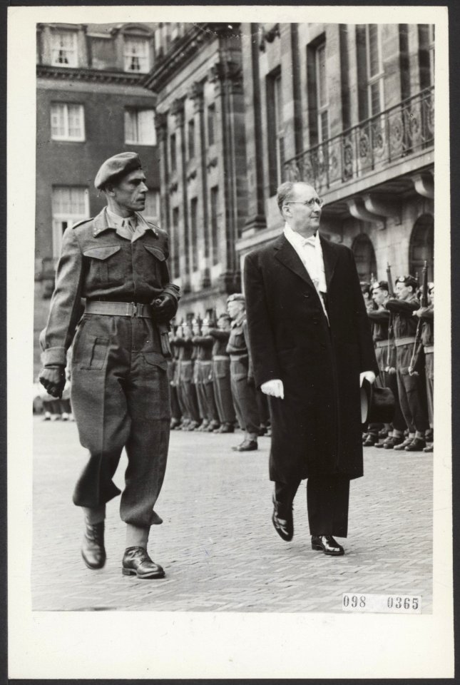 Dr. M. Amir, gezant van Israël, biedt op het Paleis op de Dam aan koningin Julia, Bestanddeelnr 098-0365