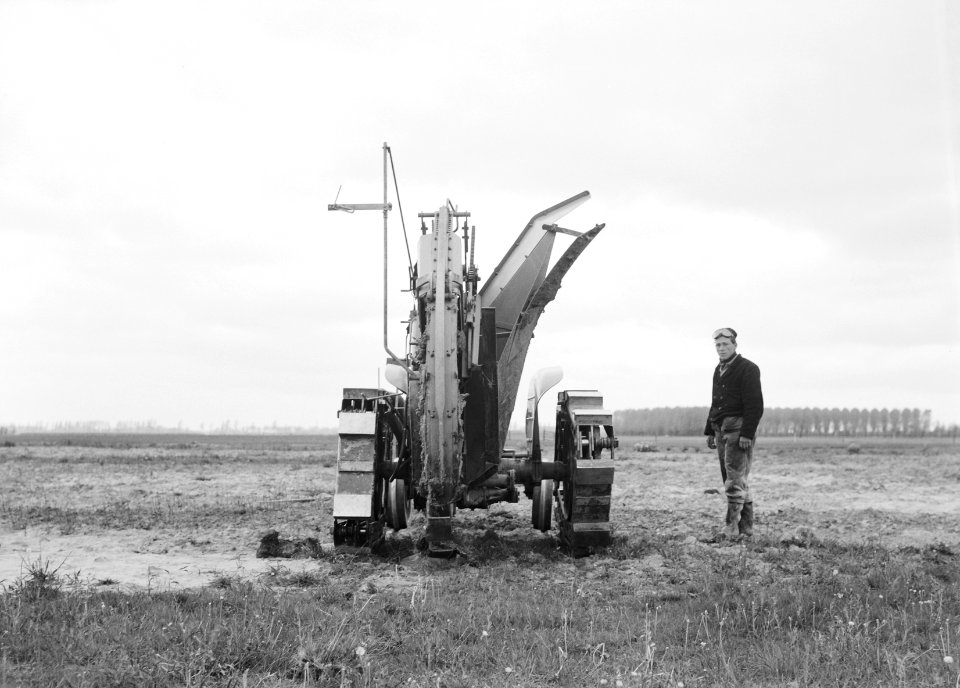Drainage, machine, graven, sleuven, howard trench digger, Maas en Waal, Bestanddeelnr 160-0319