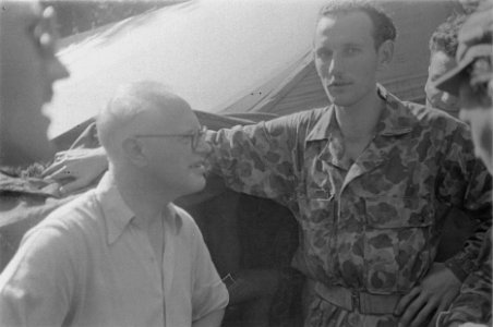 Dr. C.P.M. Romme (in wit overhemd) spreekt met de manschappen van II-6 R.I. in d, Bestanddeelnr 127-2-5