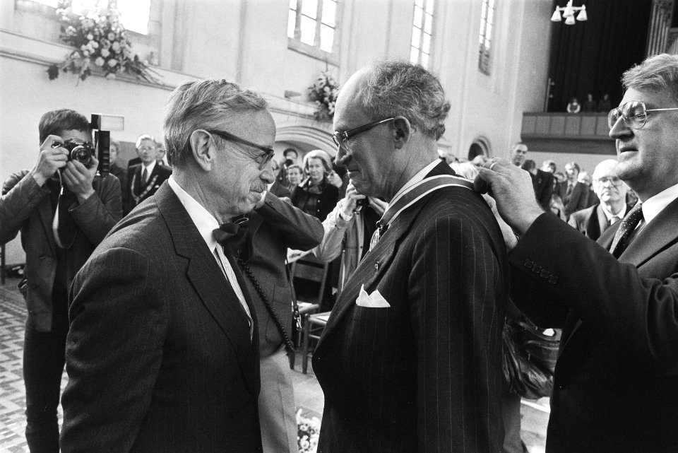 Dr. H. J. Witteveen ontvangt de Freedom from Want Award uit handen van prof. Art, Bestanddeelnr 932-3657