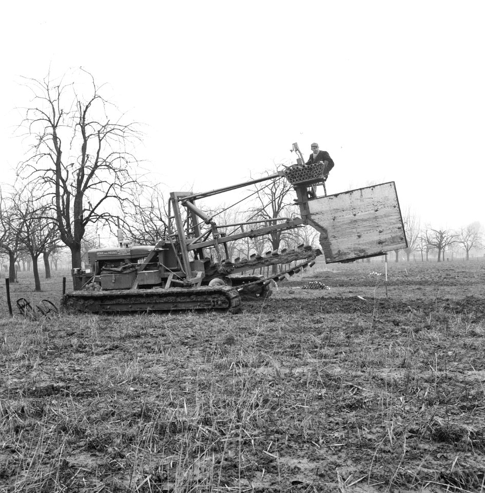 Drainage, machines, arbeiders, ende van den j, kessel van gebr, Bestanddeelnr 160-0441