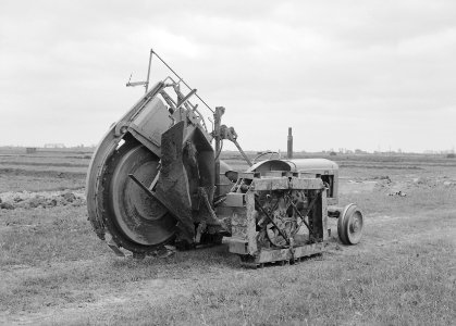 Drainage, machine, graven, sleuven, howard trench digger, Maas en Waal, Bestanddeelnr 160-0321
