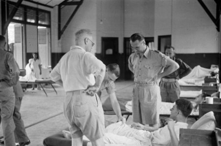 Dr. C.P.M. Romme (in licht overhemd) tijdens bezoek aan het Militair Hospitaal t, Bestanddeelnr 145-5-5