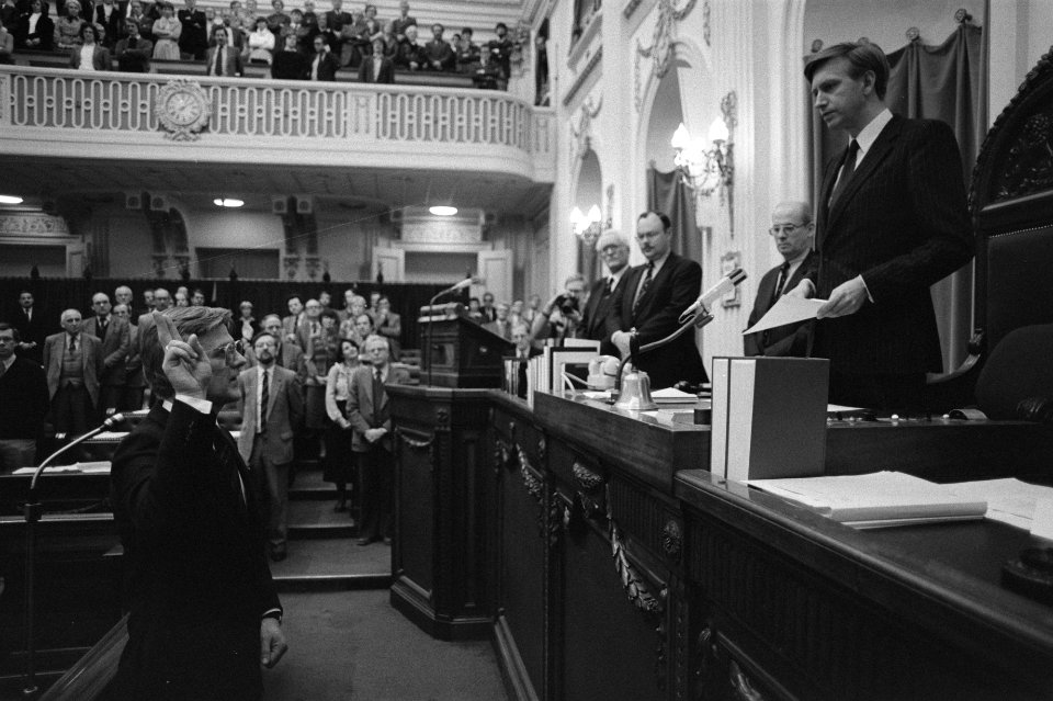 Dr. J.F. Rang legt de eed af, rechts de voorzitter van de Tweede Kamer Dolman, Bestanddeelnr 931-8616