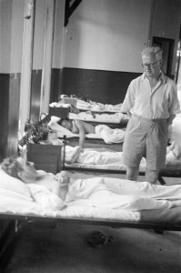 Dr. C.P.M. Romme (in licht overhemd) tijdens bezoek aan het Militair Hospitaal t, Bestanddeelnr 145-4-4