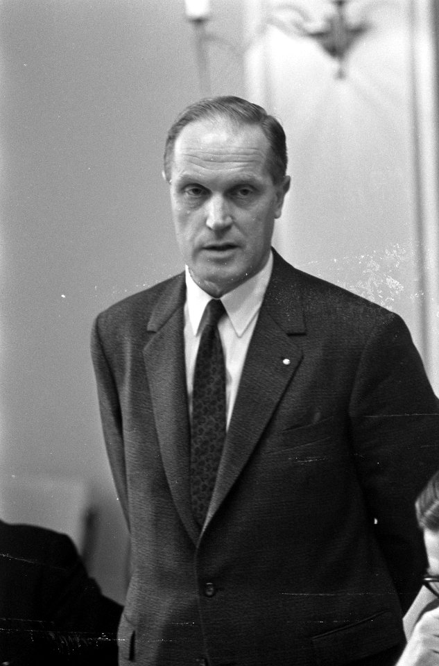 Dr. J. R. M. van der Brink , lid raad van bestuur van de Amro-bank, Bestanddeelnr 920-7912