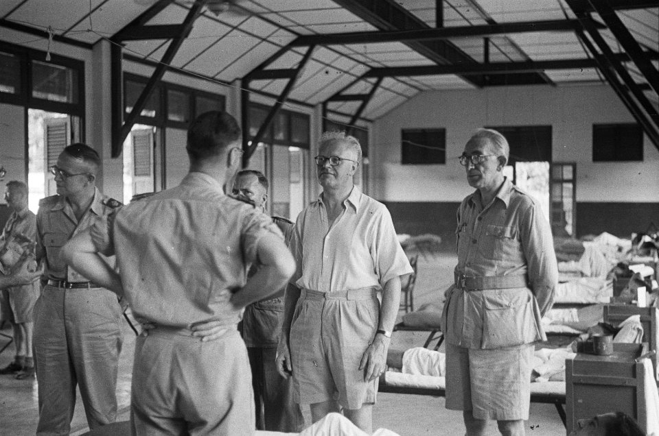 Dr. C.P.M. Romme (in licht overhemd) tijdens bezoek aan het Militair Hospitaal t, Bestanddeelnr 145-6-2