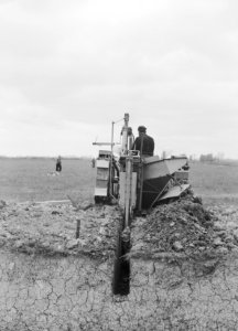 Drainage, machine, graven, sleuven, howard trench digger, Maas en Waal, Bestanddeelnr 160-0323