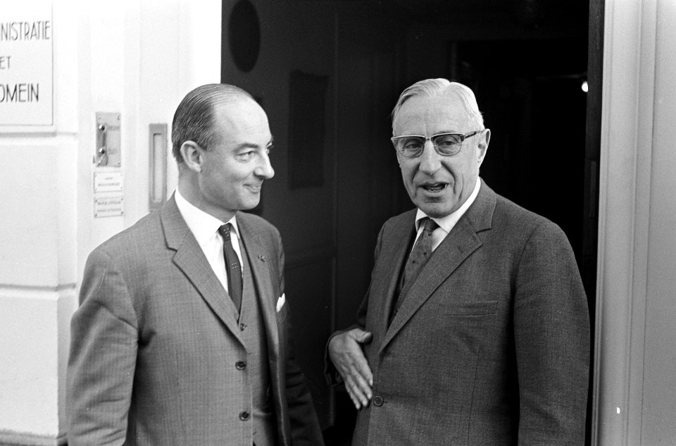 Dr. J.E. (Jan) de Quay (KVP) arriveert bij het huis van Drs. W.K.N. (Norbert) Sc, Bestanddeelnr 919-7178