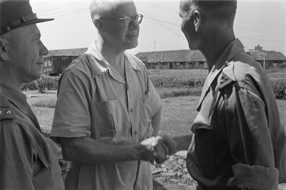 Dr. C.P.M. Romme (in wit overhemd) schudt de hand van kolonel Van Langen, comman, Bestanddeelnr 128-4-2