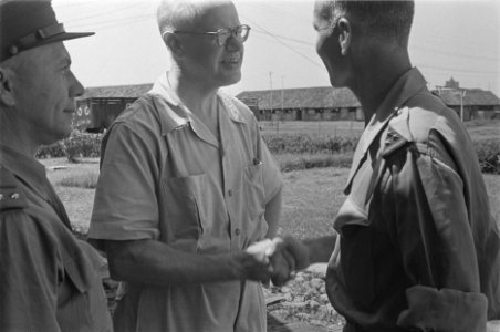 Dr. C.P.M. Romme (in wit overhemd) schudt de hand van kolonel Van Langen, comman, Bestanddeelnr 128-4-2