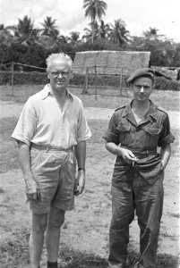 Dr. C.P.M. Romme (in licht overhemd) met een luitenant KL, Bestanddeelnr 146-5-3