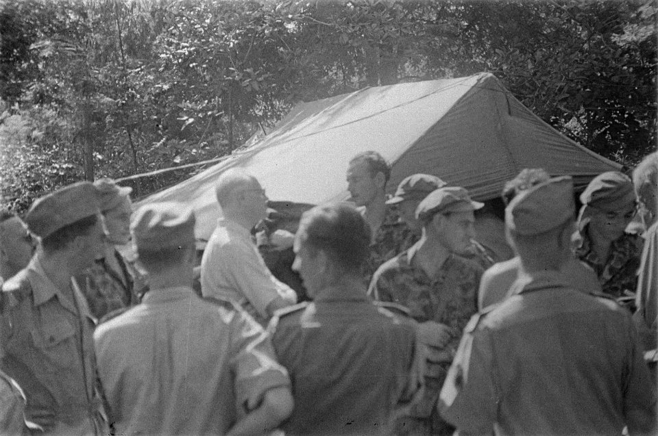 Dr. C.P.M. Romme (in wit overhemd) spreekt met de manschappen van II-6 R.I. in d, Bestanddeelnr 127-2-4