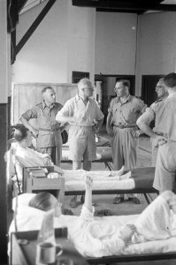 Dr. C.P.M. Romme (in licht overhemd) tijdens bezoek aan het Militair Hospitaal t, Bestanddeelnr 145-6-4
