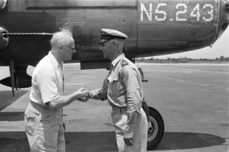 Dr. C.P.M. Romme wordt begroet op het vliegveld van Soerabaja door kolonel G.J. , Bestanddeelnr 136-6-2