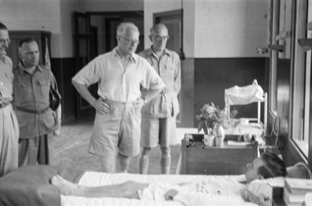 Dr. C.P.M. Romme (in licht overhemd) tijdens bezoek aan het Militair Hospitaal t, Bestanddeelnr 145-3-2
