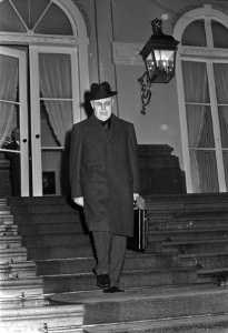 Dr. L.J.M. (Louis) Beel (KVP) verlaat Paleis Huis ten Bosch, Bestanddeelnr 919-7934