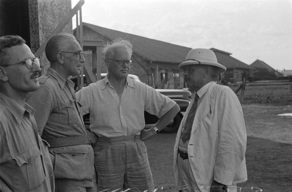 Dr. C.P.M. Romme (links), na terugkeer in Batavia in gesprek met M.J.M. van Pol…, Bestanddeelnr 140-5-4