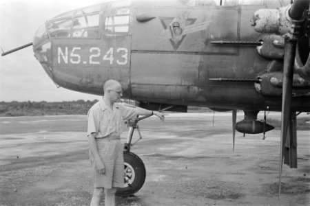 Dr. C.P.M. Romme bij de Mitchell B-25 met registratieteken N5.243 van het 18e sq, Bestanddeelnr 137-5-2
