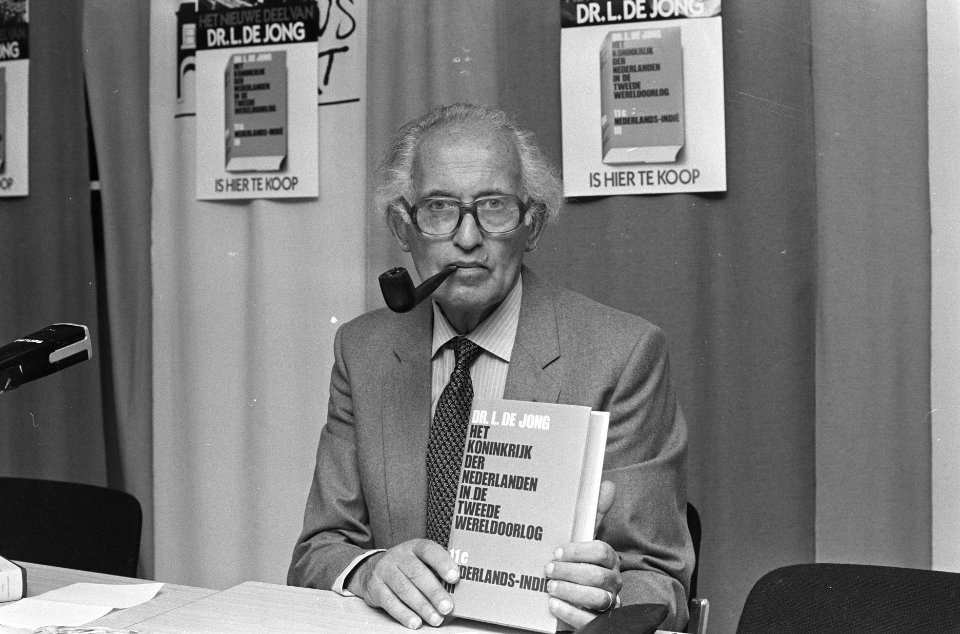 Dr. L. de Jong presenteert in Den Haag deel 11c van Het Koninkrijk der Nederlan, Bestanddeelnr 933-7915