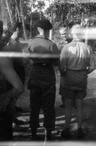 Dr. C.P.M. Romme (in licht overhemd), met naast zich een luitenant van het 4e ba, Bestanddeelnr 144-5-1