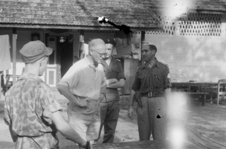 Dr. C.P.M. Romme (in licht overhemd) maakt tocht langs de dodenweg van Medan n, Bestanddeelnr 146-1-3