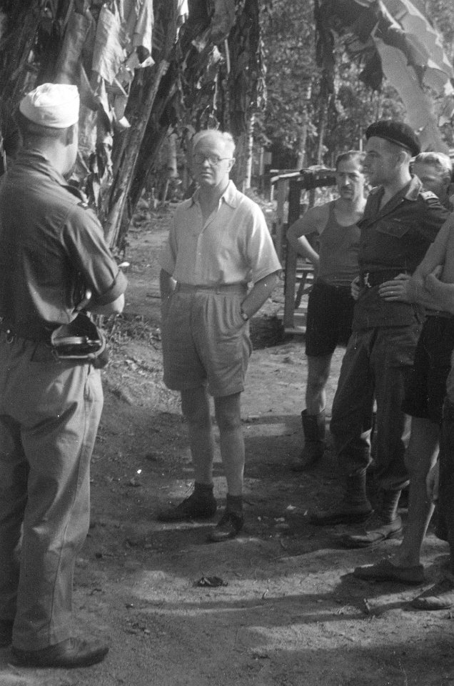 Dr. C.P.M. Romme (in licht overhemd), met naast zich een luitenant van het 4e ba, Bestanddeelnr 144-5-4