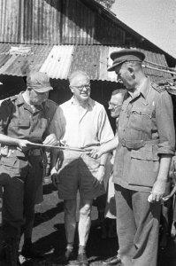Dr. C.P.M. Romme (in licht overhemd) bekijkt samen met enkele officieren en G. P, Bestanddeelnr 144-4-5