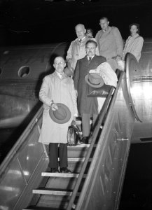 Dr. Beel , Drees en Jonkman terug uit Indie. Op trap vliegtuig, Bestanddeelnr 902-5373 photo