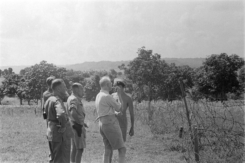 Dr. C.P.M. Romme (in wit overhemd) bij de troepen in Semarang (II-6 R.I.). Aan d, Bestanddeelnr 127-4-3