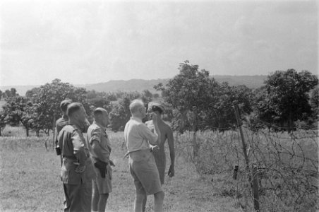 Dr. C.P.M. Romme (in wit overhemd) bij de troepen in Semarang (II-6 R.I.). Aan d, Bestanddeelnr 127-4-3