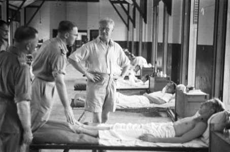 Dr. C.P.M. Romme (in licht overhemd) tijdens bezoek aan het Militair Hospitaal t, Bestanddeelnr 145-5-4