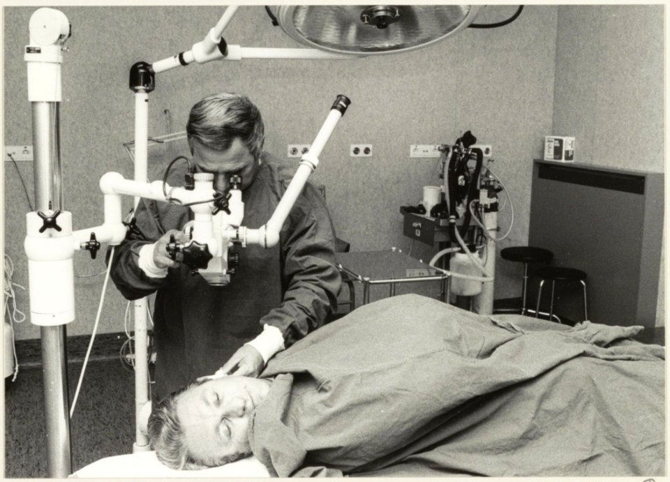 Dr. Kool, K.N.O. arts tijdens een operatie in de operatiekamer van de afdeling dagverpleging in ziekenhuis de Mariastichting. NL-HlmNHA 54013113B
