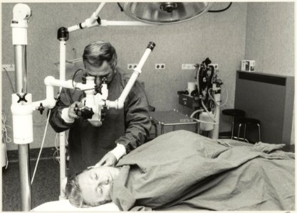 Dr. Kool, K.N.O. arts tijdens een operatie in de operatiekamer van de afdeling dagverpleging in ziekenhuis de Mariastichting. NL-HlmNHA 54013113B