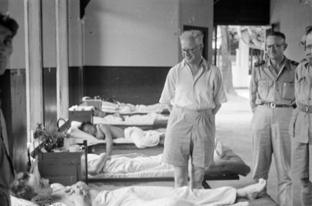 Dr. C.P.M. Romme (in licht overhemd) tijdens bezoek aan het Militair Hospitaal t, Bestanddeelnr 145-4-5