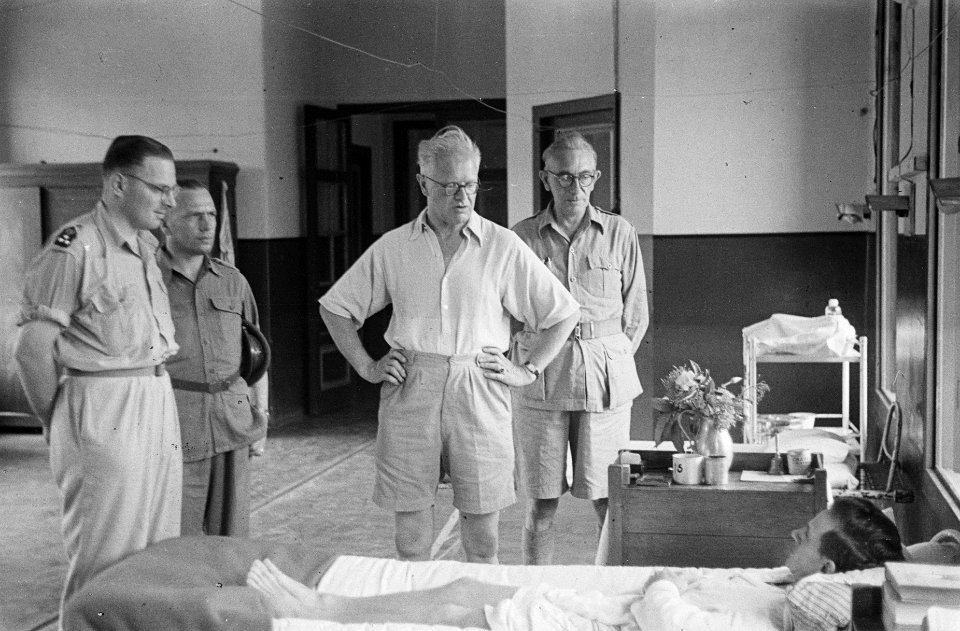 Dr. C.P.M. Romme (in licht overhemd) tijdens bezoek aan het Militair Hospitaal t, Bestanddeelnr 145-4-1