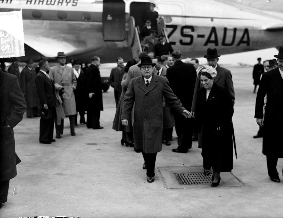 Dr. Malon) (Zuidafrikaans Premier) op Schiphol met echtgenote, Bestanddeelnr 903-3372