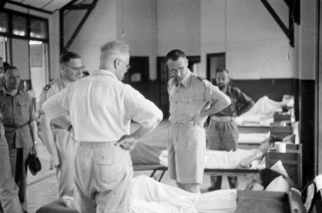 Dr. C.P.M. Romme (in licht overhemd) tijdens bezoek aan het Militair Hospitaal t, Bestanddeelnr 145-5-6