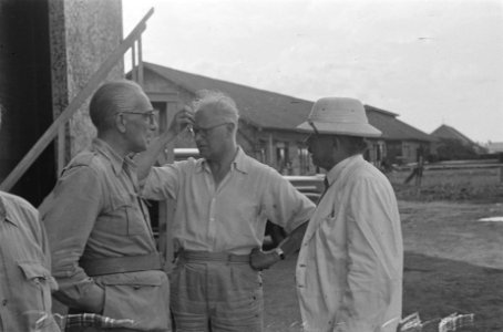 Dr. C.P.M. Romme (links), na terugkeer in Batavia in gesprek met M.J.M. van Pol…, Bestanddeelnr 140-5-5