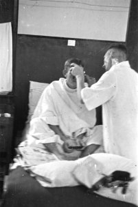 Dr. C.P.M. Romme (in licht overhemd) bij een bezoek aan militair hospitaal te Me, Bestanddeelnr 146-6-4