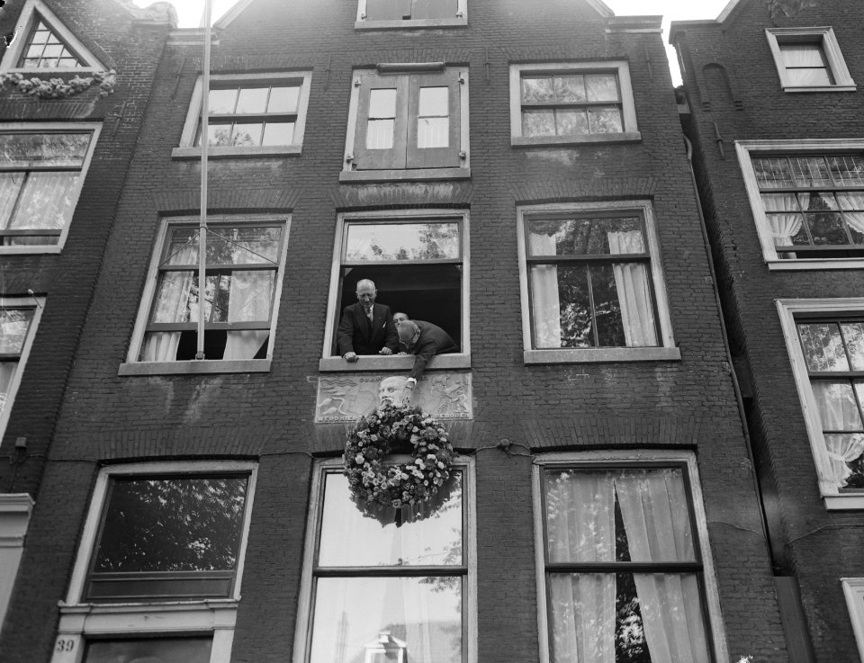 Dr. Lely herdenking kranshechting aan huis Leidsegracht Amsterdam, Bestanddeelnr 906-7388