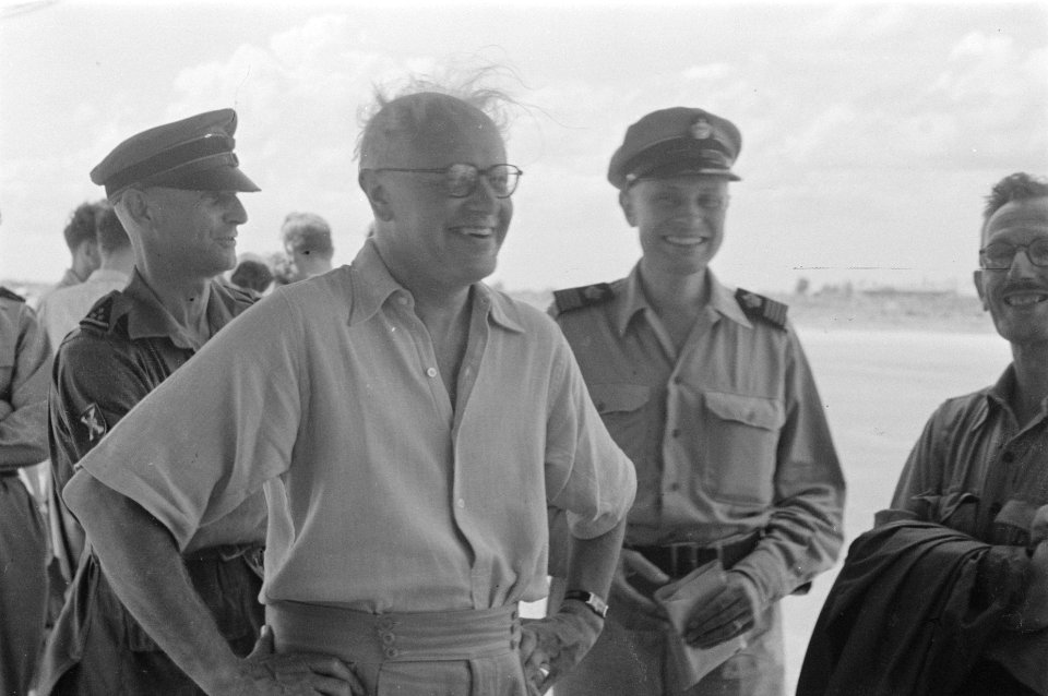Dr. C.P.M. Romme op vliegveld Soerabaja (achter hem kolonel G.J. Vermeulen, rech, Bestanddeelnr 140-1-2
