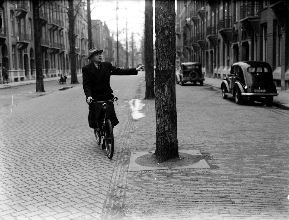 Dr. Max Euwe fietst door Amsterdam, Bestanddeelnr 902-5840