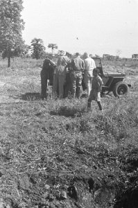 Dr. C.P.M. Romme (in licht overhemd) overlegt met officieren bij een jeep, Bestanddeelnr 144-4-6