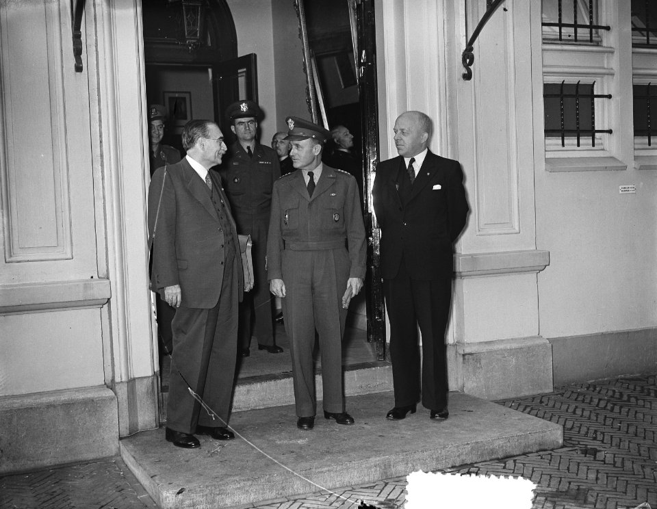 Dr. Drees ontvangt Generaal Gruenther, Bestanddeelnr 906-0373