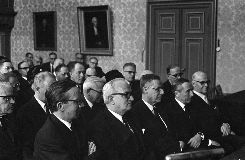 Dr. M. C. Tever (rechts) ontving de Gilles Holst medaille uit handen van prof. H, Bestanddeelnr 920-9326