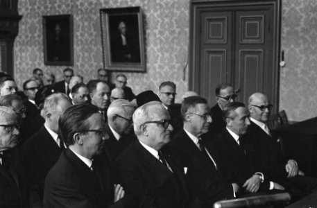 Dr. M. C. Tever (rechts) ontving de Gilles Holst medaille uit handen van prof. H, Bestanddeelnr 920-9326